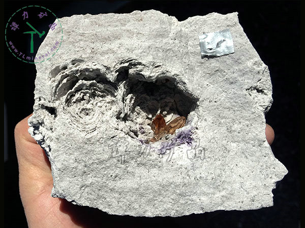 托帕石（黃玉）+流紋巖，美國(guó)，17x15x13cm